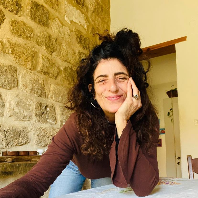 נעמה, המארחת, בביתה